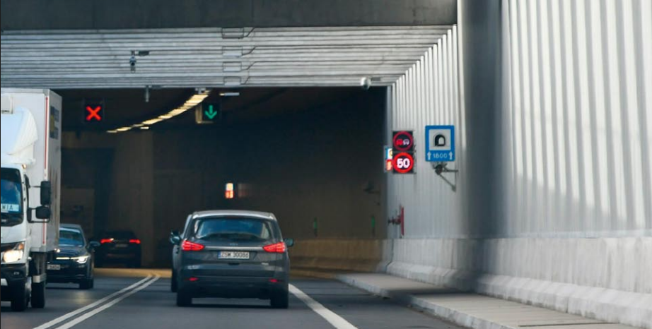 Widok na nowoczesny podwodny tunel drogowy w Świnoujściu łączący wyspy Uznam i Wolin.