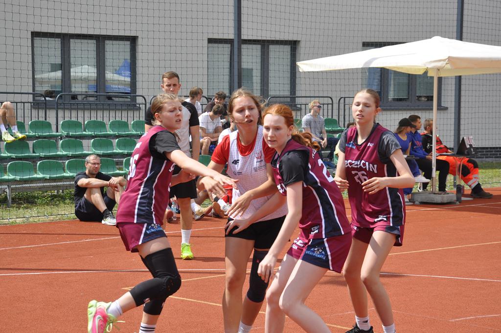 Dynamiczna akcja podkoszowa podczas meczu finałowego U15 kobiet Gryf Basket Cup Świnoujście 2026 w Uznam Arenie.